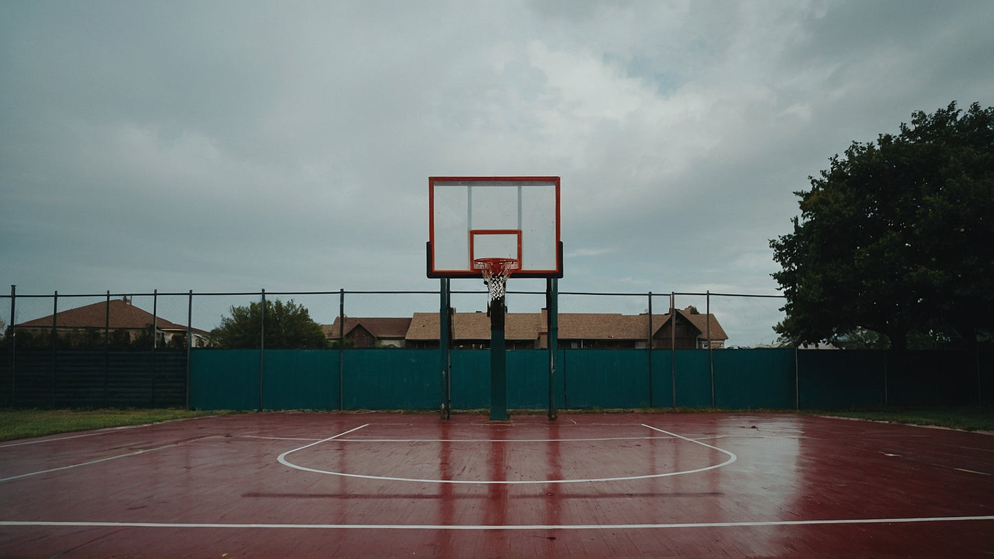 Basketballplatz nach dem Regen